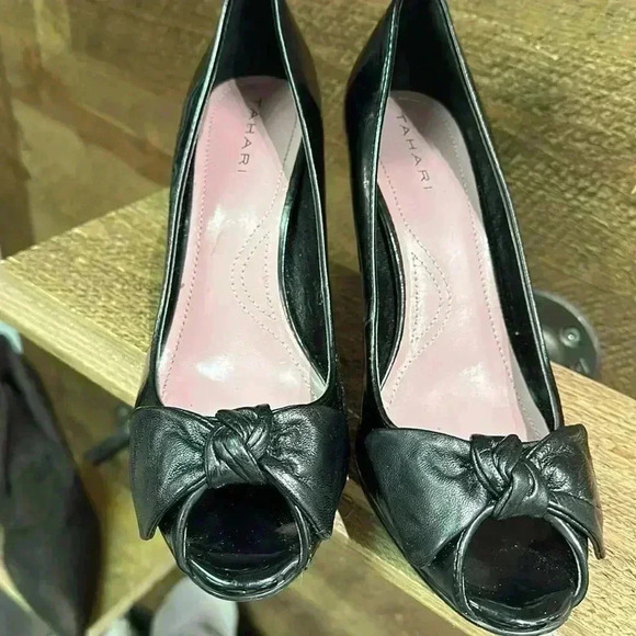 Tahari Peep Toe leather heels with bow on the front Size 8 - Picture 5 of 7